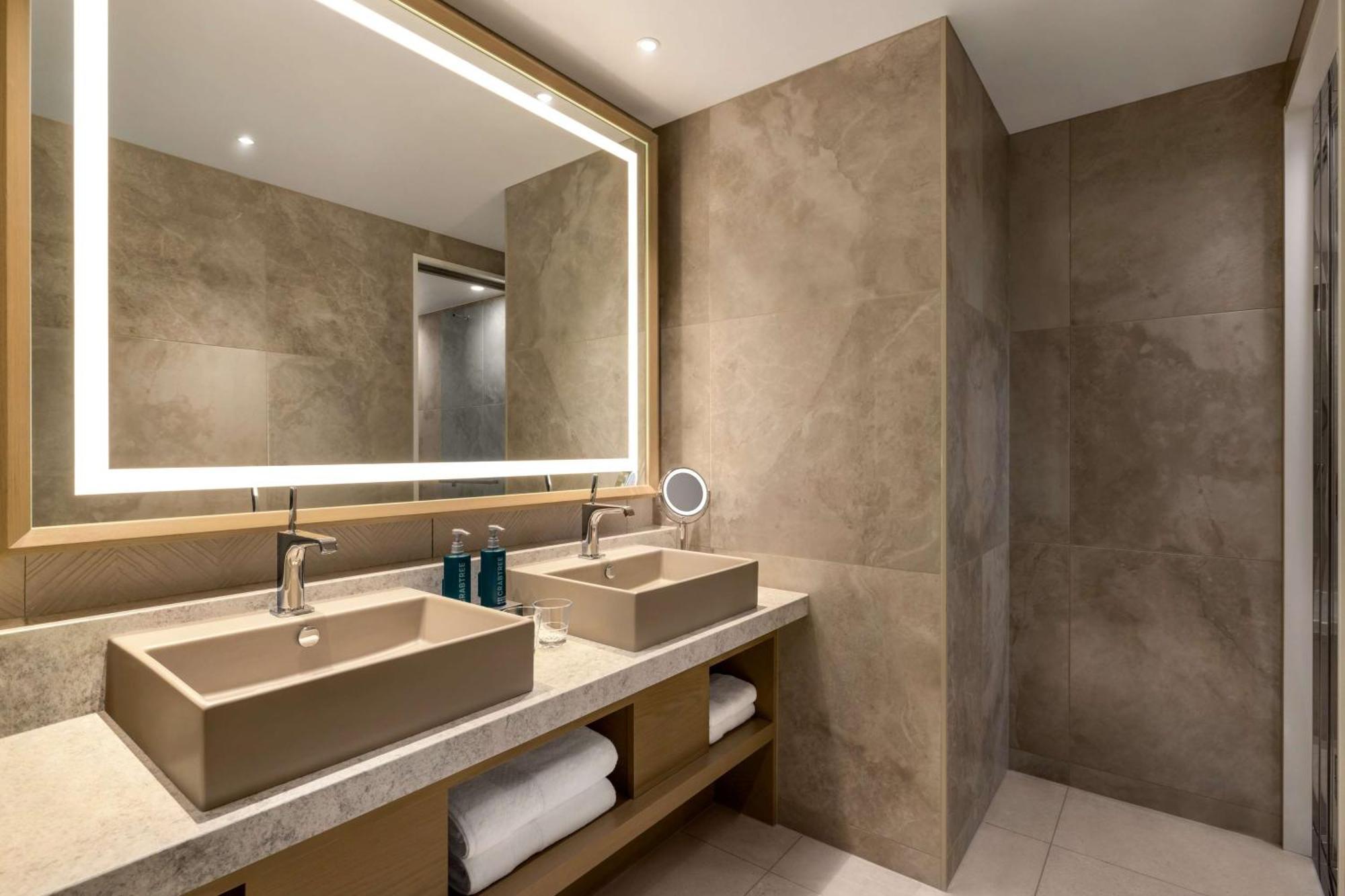 Готель Doubletree By Hilton Тояма Екстер'єр фото