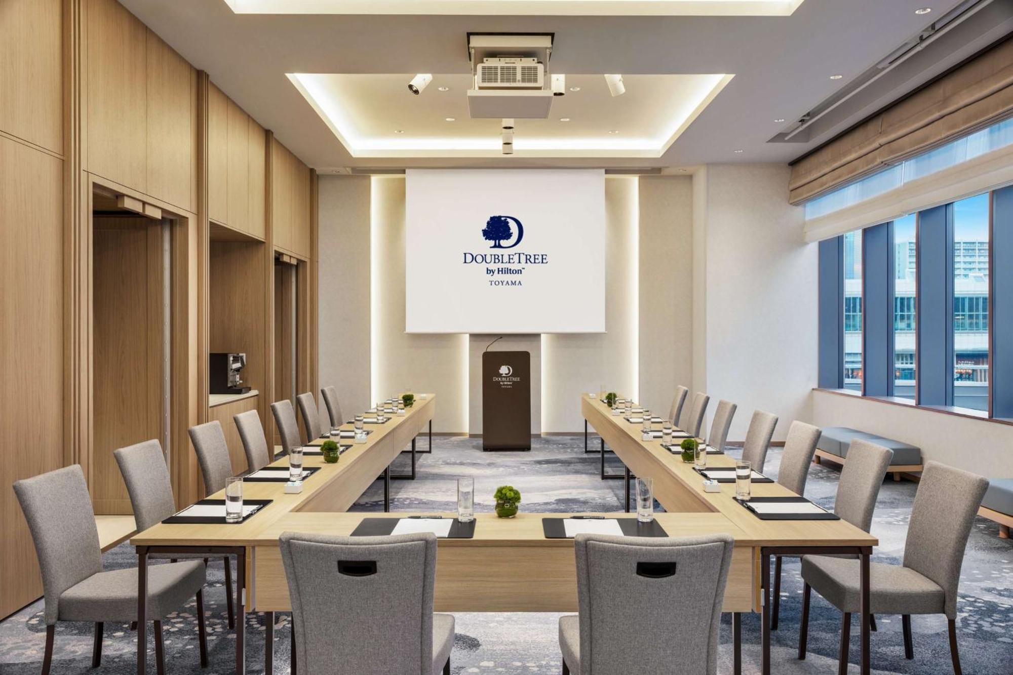 Готель Doubletree By Hilton Тояма Екстер'єр фото